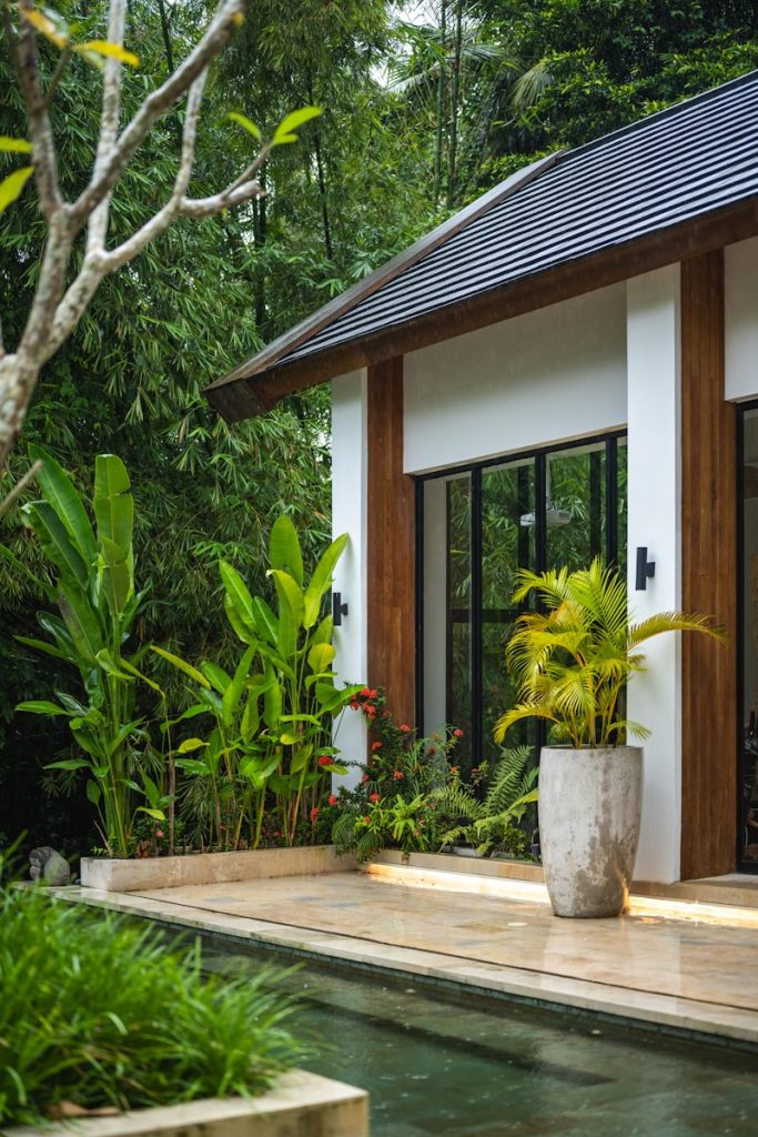 Villa contemporaine et intégration paysagère : l'art de se fondre dans la nature